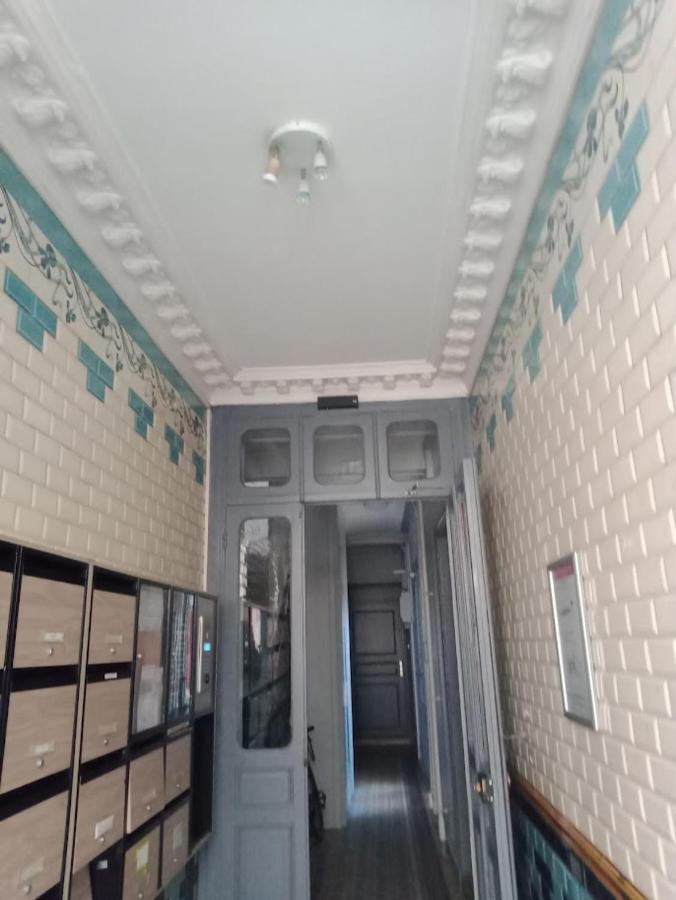 Ferienwohnung Petite Maison Avec Cour Dans Les Beaux Quartiers-Vous Faites Le Menage- Very Good Prices For T-H-E Location But You Have To Clea-N Th-E Flat Paris Exterior foto