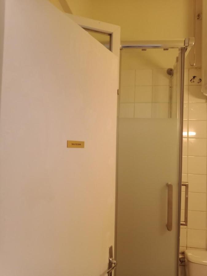 Ferienwohnung Petite Maison Avec Cour Dans Les Beaux Quartiers-Vous Faites Le Menage- Very Good Prices For T-H-E Location But You Have To Clea-N Th-E Flat Paris Exterior foto